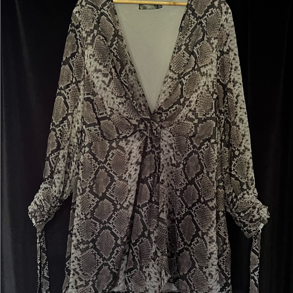 Brand Missguided. Size 22. Mini dress/long top. Snake skin print. Polyester - Picture 7 of 12